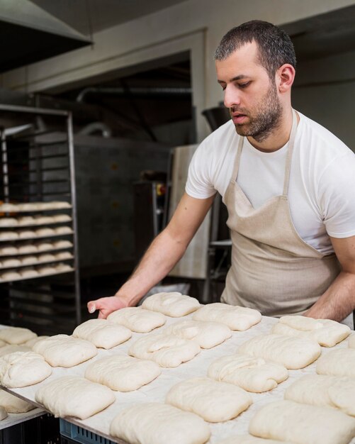 Volwassene bezig met heerlijk vers brood