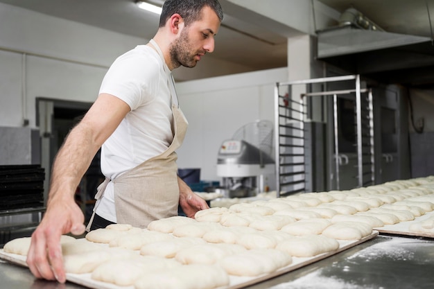 Volwassene bezig met heerlijk vers brood