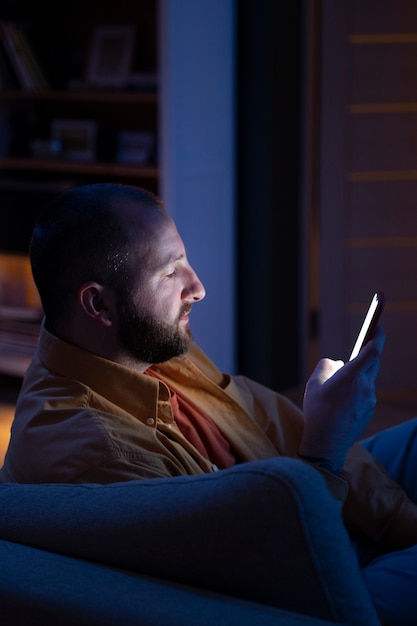 Volwassene die lijdt aan een verslaving aan sociale media