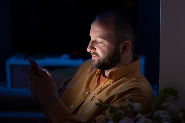 Volwassene die lijdt aan een verslaving aan sociale media