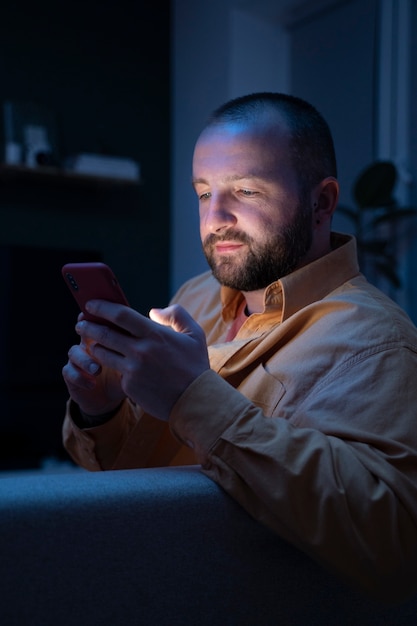 Volwassene die lijdt aan een verslaving aan sociale media
