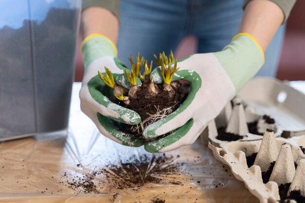 Volwassenen die objecten op creatieve manieren hergebruiken