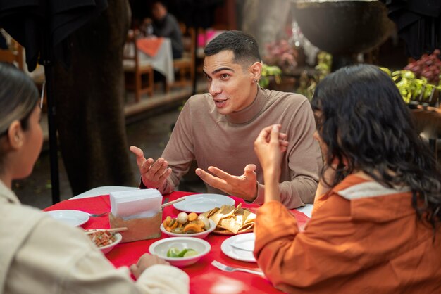 Gratis foto volwassenen genieten van mexicaans eten