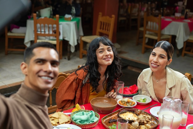 Gratis foto volwassenen genieten van mexicaans eten