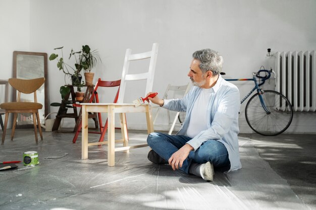 Volwassenen hergebruiken materialen op creatieve manieren