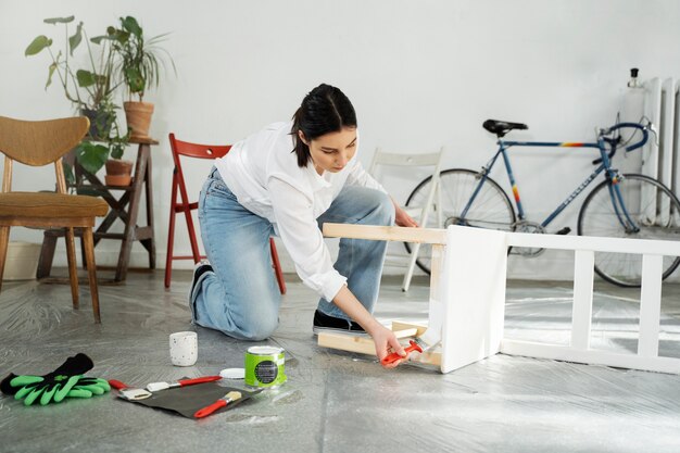 Volwassenen hergebruiken materialen op creatieve manieren