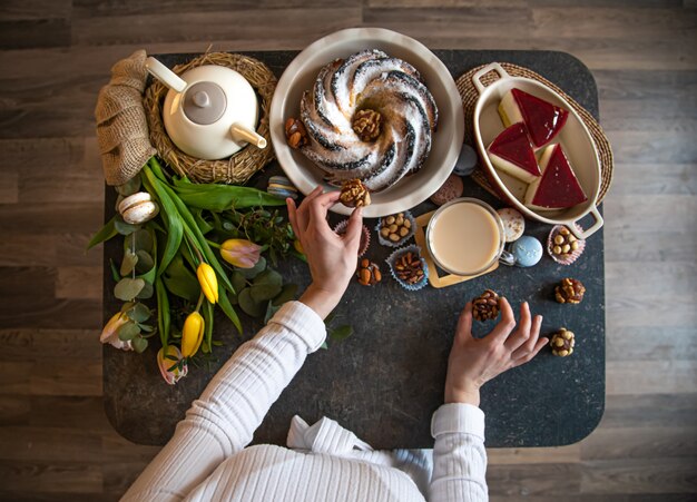 Voor een tafel gedekt met eten, paasvakantie.