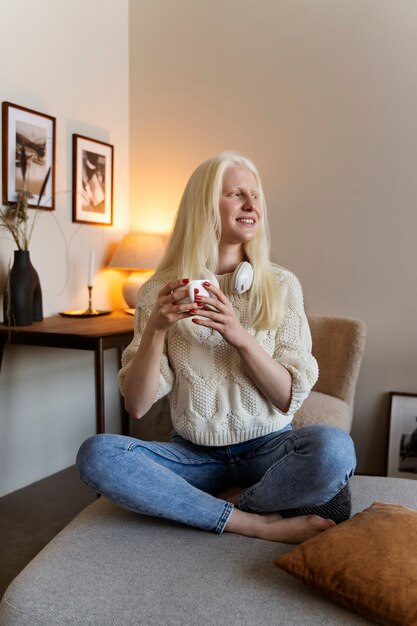 Vooraanzicht albino vrouw thuis