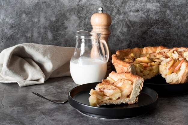 Vooraanzicht appeltaartplak op plaat met melk