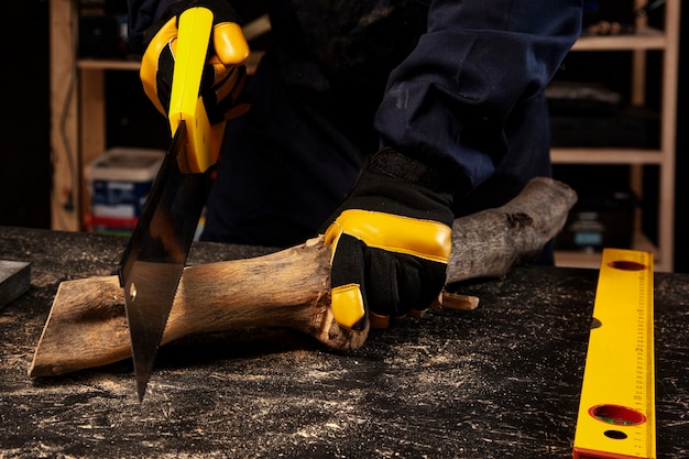 Vooraanzicht arbeider die hout snijdt