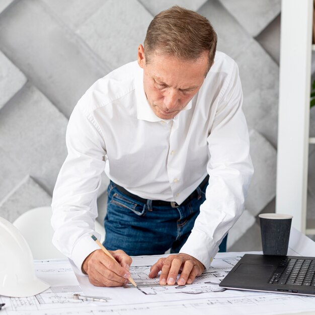 Vooraanzicht architect werkt aan complex plan