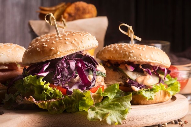 Gratis foto vooraanzicht arrangement van smakelijke hamburgers