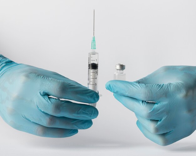Vooraanzicht arts die een vaccin in een spuit zet
