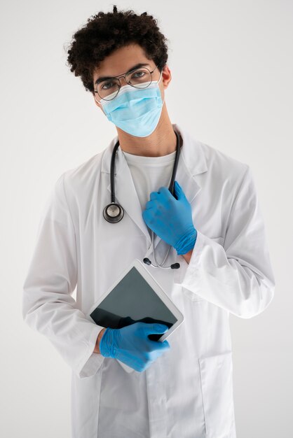 Vooraanzicht arts die masker draagt