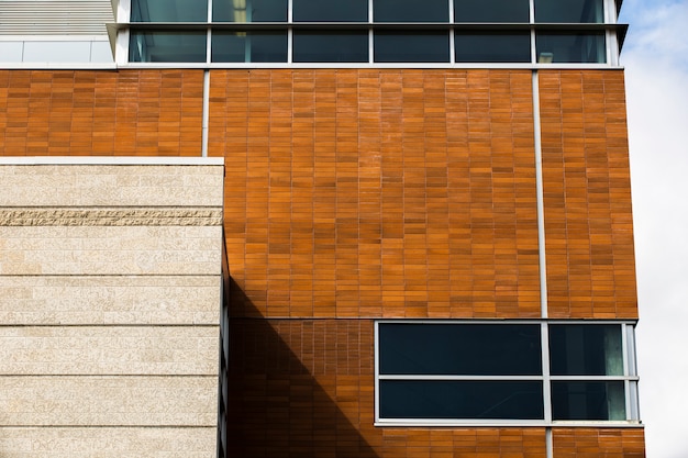 Vooraanzicht baksteen en stenen gebouw