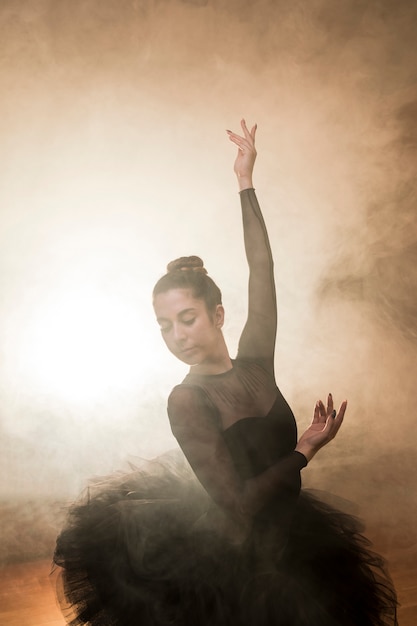 Vooraanzicht ballerina poseren in rook