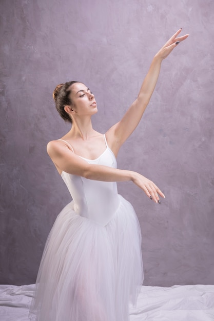 Vooraanzicht ballerina wegkijken