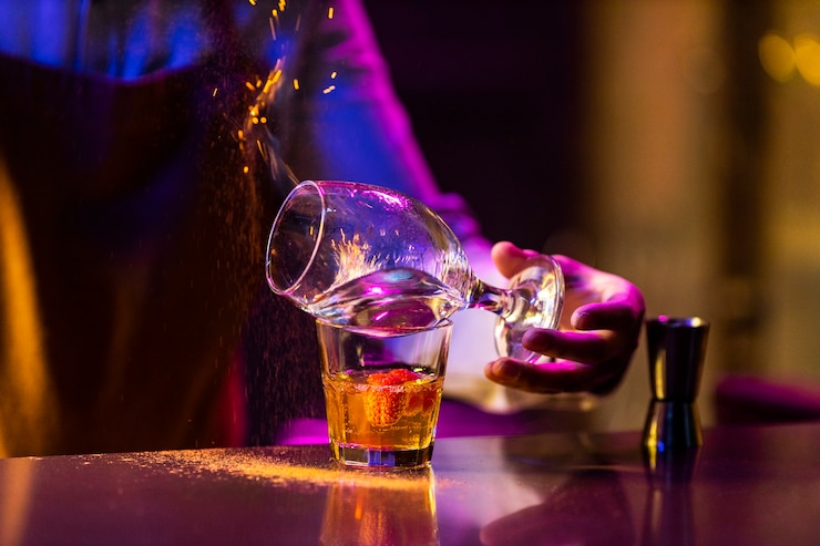 Gratis Foto vooraanzicht barman die drankje klaarmaakt