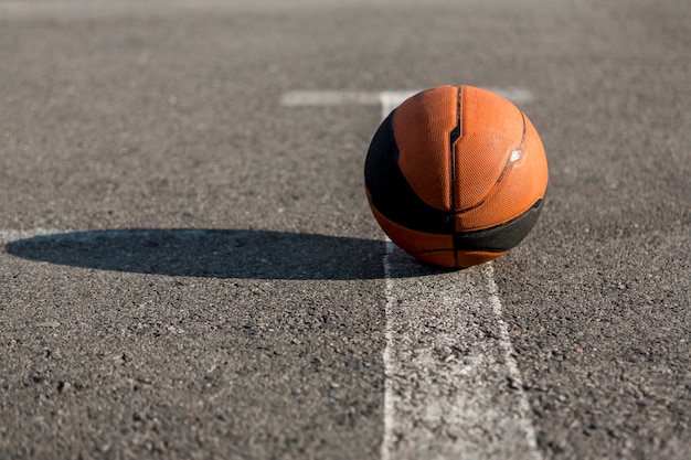 Gratis foto vooraanzicht basketbal op asfalt