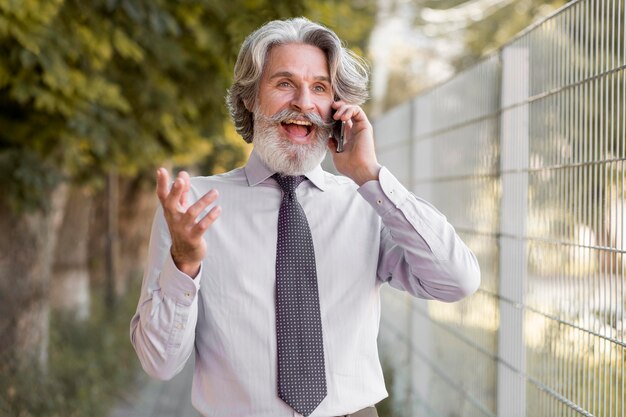 Vooraanzicht bebaarde volwassen man praten aan de telefoon