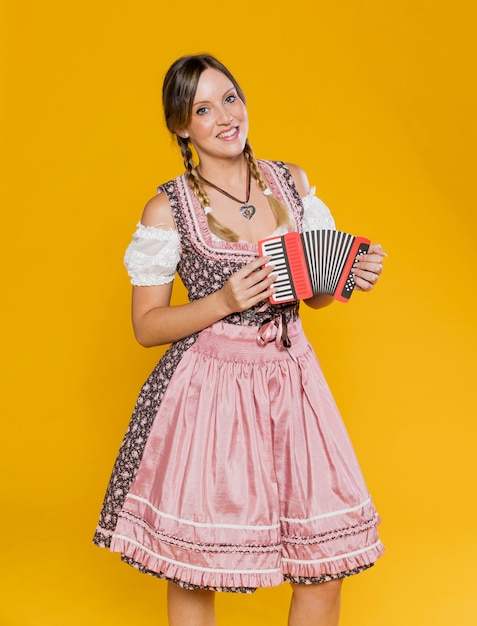 Gratis foto vooraanzicht beiers meisje met accordeon