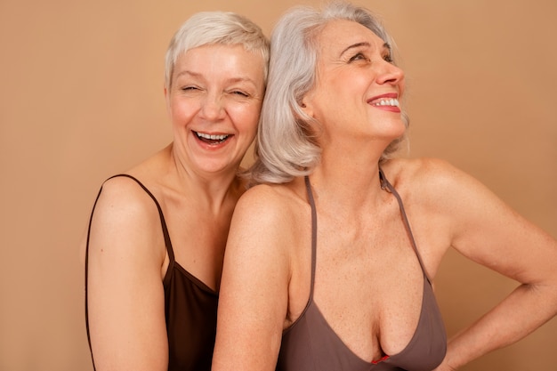Vooraanzicht bejaarde vrouwen in zwemkleding poseren