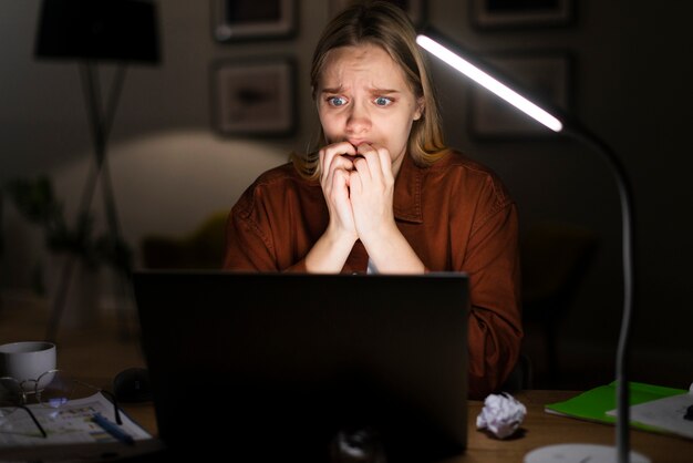 Vooraanzicht bij het geschokte vrouw werken