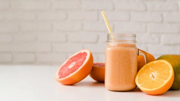 Vooraanzicht biologische grapefruit en sinaasappel op tafel