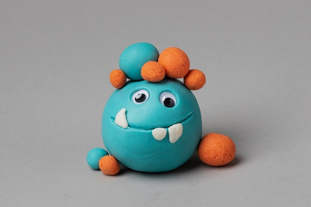 Vooraanzicht blauw play dough monster