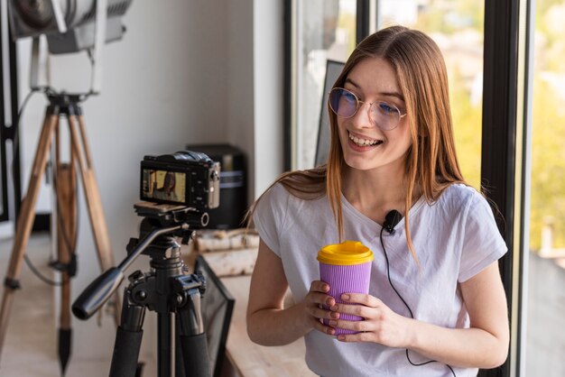 Vooraanzicht blogger-opname met professionele camera met een reismok