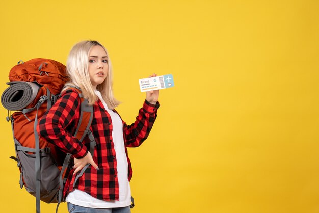 Vooraanzicht blond meisje met haar rugzak met kaartje hand op een taille te zetten