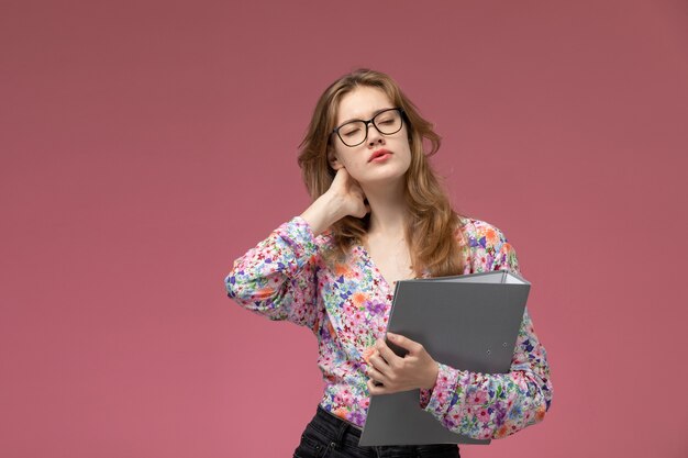 Vooraanzicht blonde dame voelt alsof haar nek pijn doet