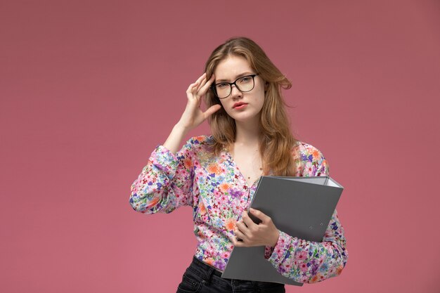 Vooraanzicht blonde vrouw ziet er zo moe uit