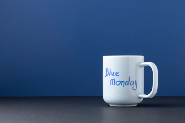 Vooraanzicht blue monday compositie met mok