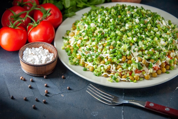 Gratis foto vooraanzicht bonensalade met rode tomaten op donkergrijze achtergrond salade maaltijd schotel eten snack lunch kip