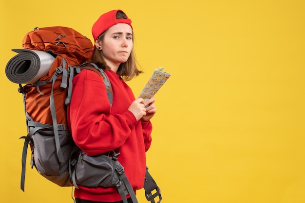 Gratis foto vooraanzicht boos vrouwelijke backpacker met reiskaart