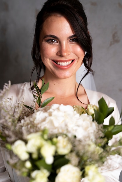 Vooraanzicht bruid poserend met bloemen