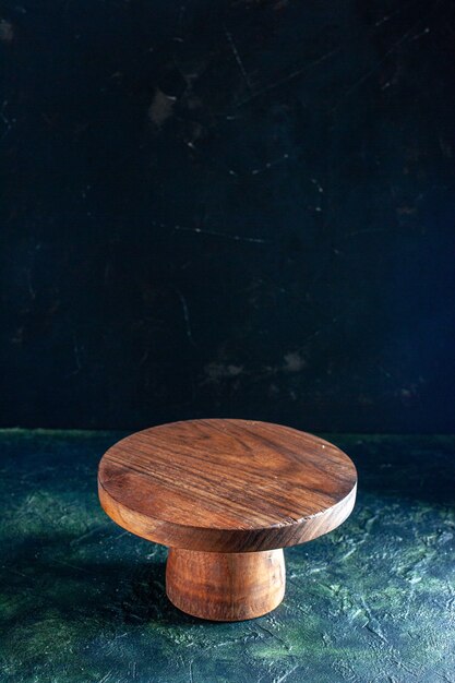 Vooraanzicht bruin houten bureau op donkerblauwe houten kleurenfoto keukentafel