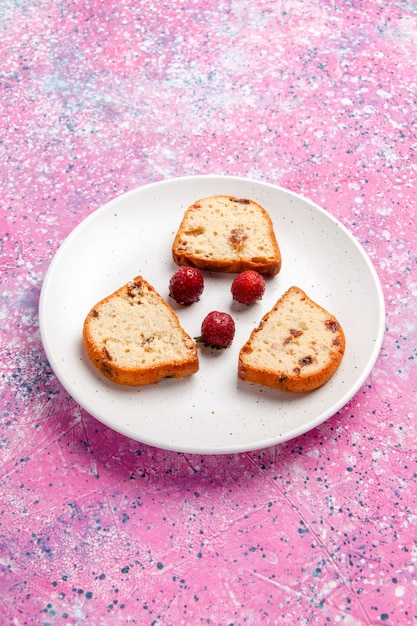 Vooraanzicht cakeplakken met aardbeien in plaat op lichtroze oppervlak cake bak zoete koekjes suiker kleurenfoto