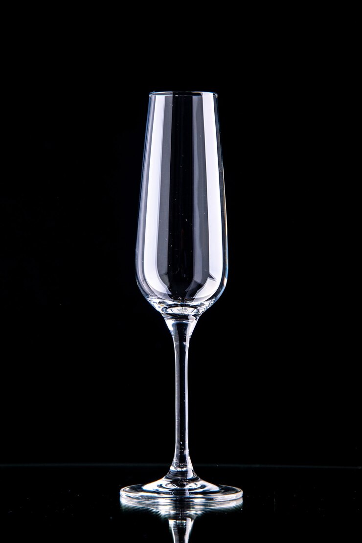 Gratis Foto vooraanzicht champagnefluit op zwart oppervlak