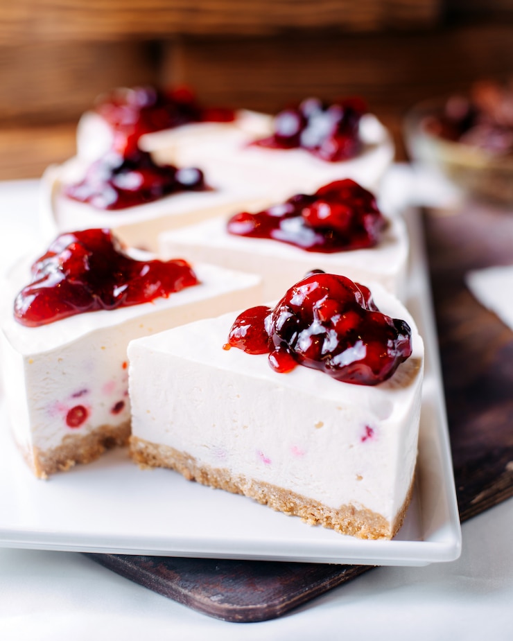 Gratis Foto vooraanzicht cherry cheesecake lekker binnen witte plaat op het bruine oppervlak
