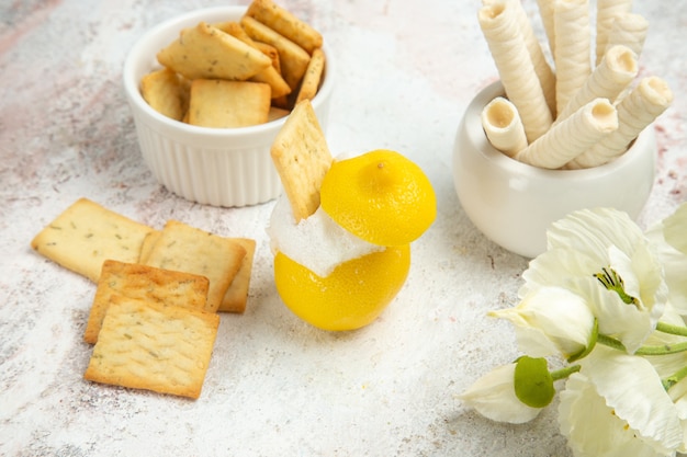 Vooraanzicht citroen cocktail met crackers op witte tafel sap citrus cocktail