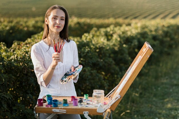 Vooraanzicht creatieve schilder in de natuur