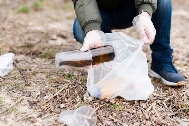 Vooraanzicht dat van jongen de grond schoonmaakt