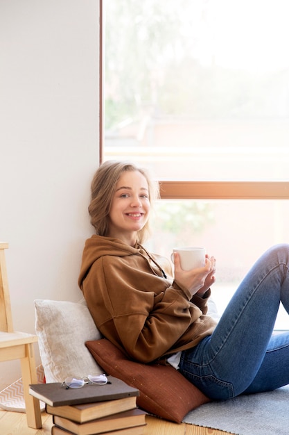 Gratis foto vooraanzicht dat van mooie vrouw thuis ontspant