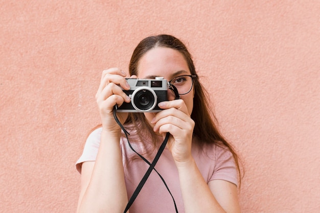 Vooraanzicht dat van vrouw een foto met camera neemt