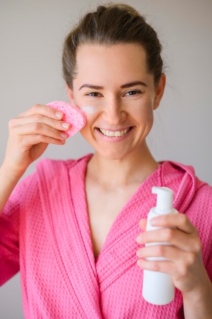 Vooraanzicht dat van vrouw haar gezicht schoonmaakt