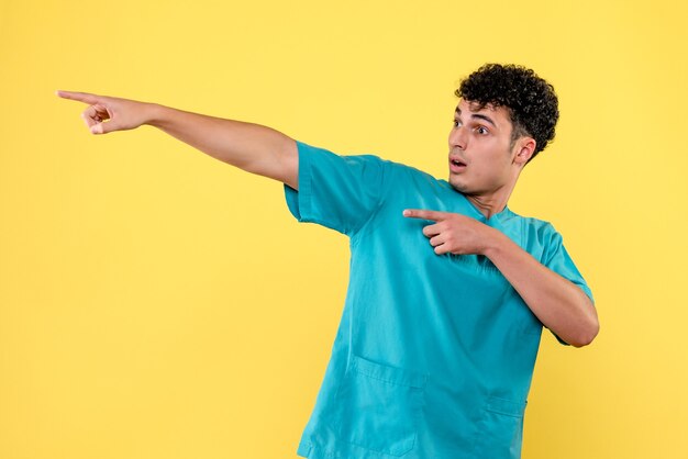 Vooraanzicht de dokter die de dokter naar de zijkant wijst