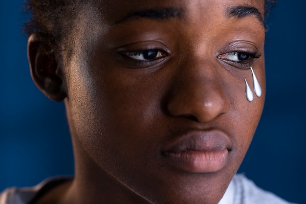 Gratis foto vooraanzicht depressieve vrouw thuis