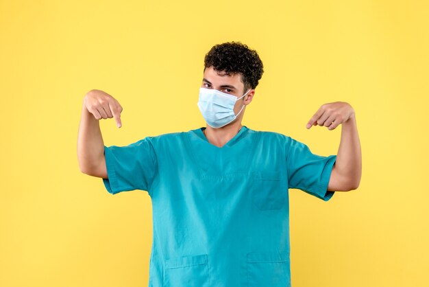 Vooraanzicht dokter de dokter in masker beantwoordt vragen over coronavirus